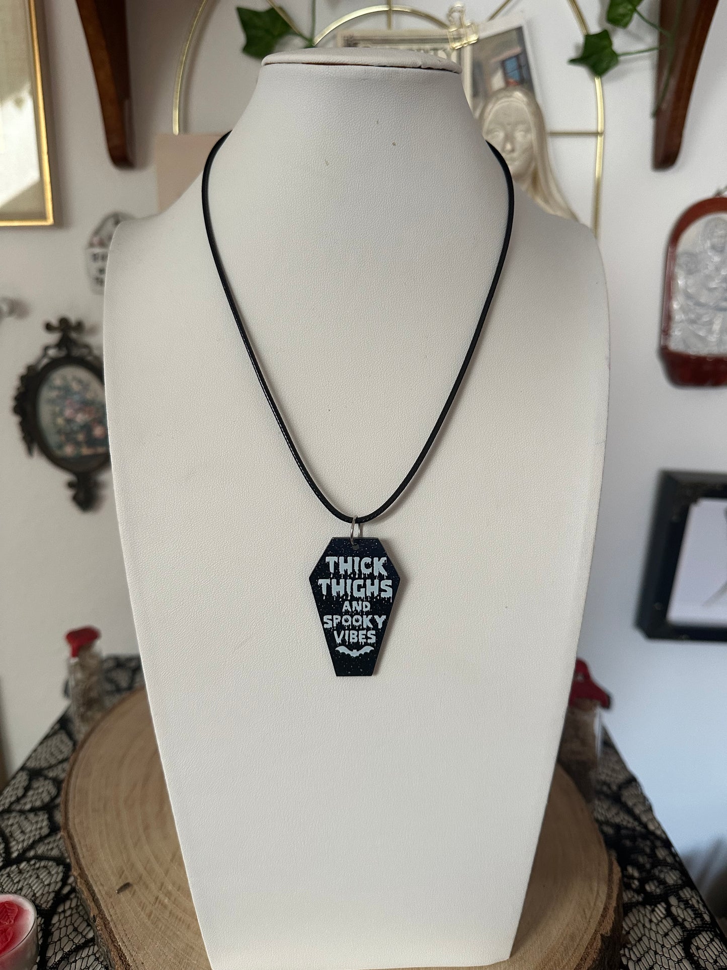 Kette „Thick thighs and spooky vibes“