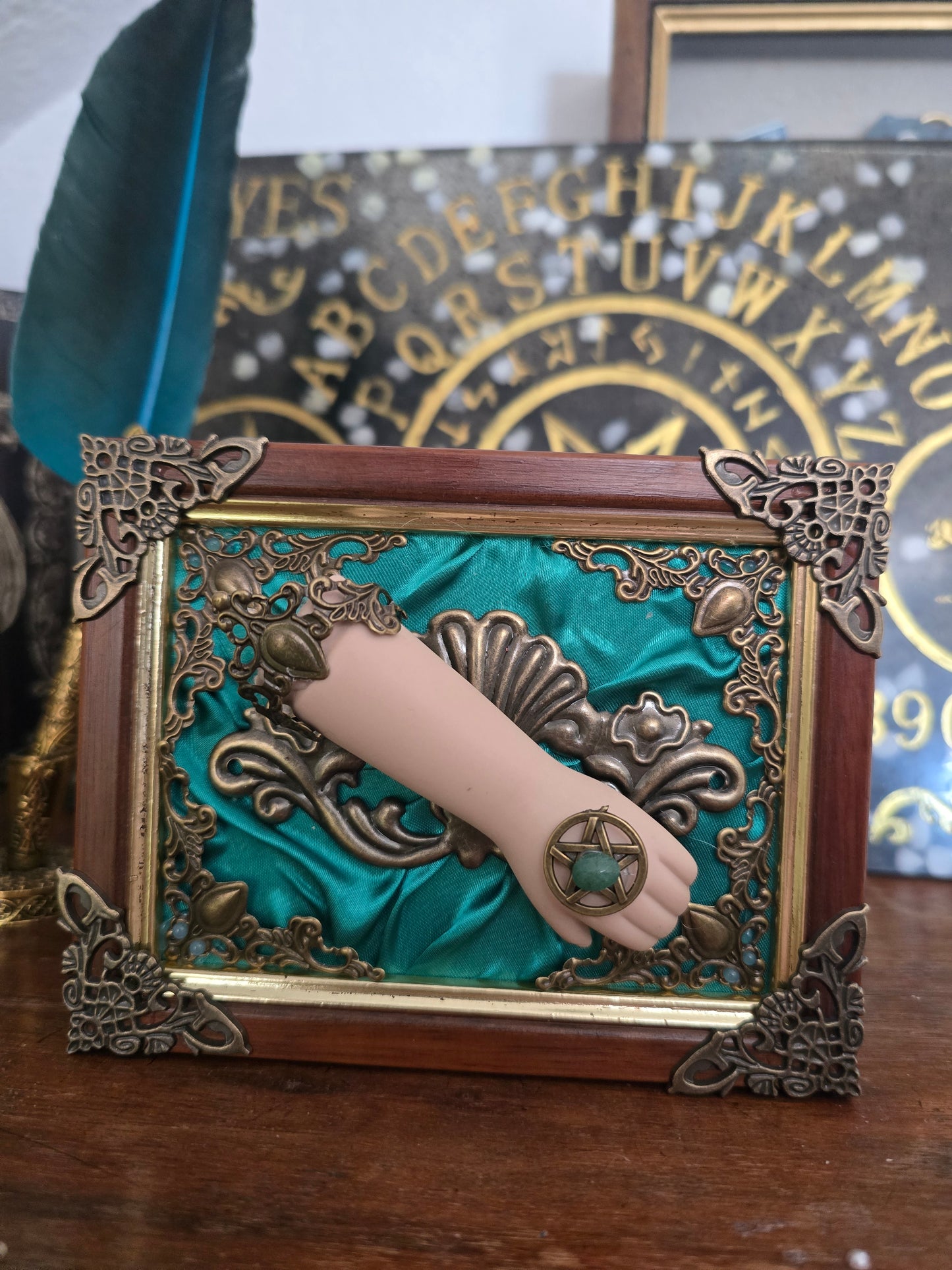 "Velvetum viride" Rahmen mit Puppenhand und Edelstein