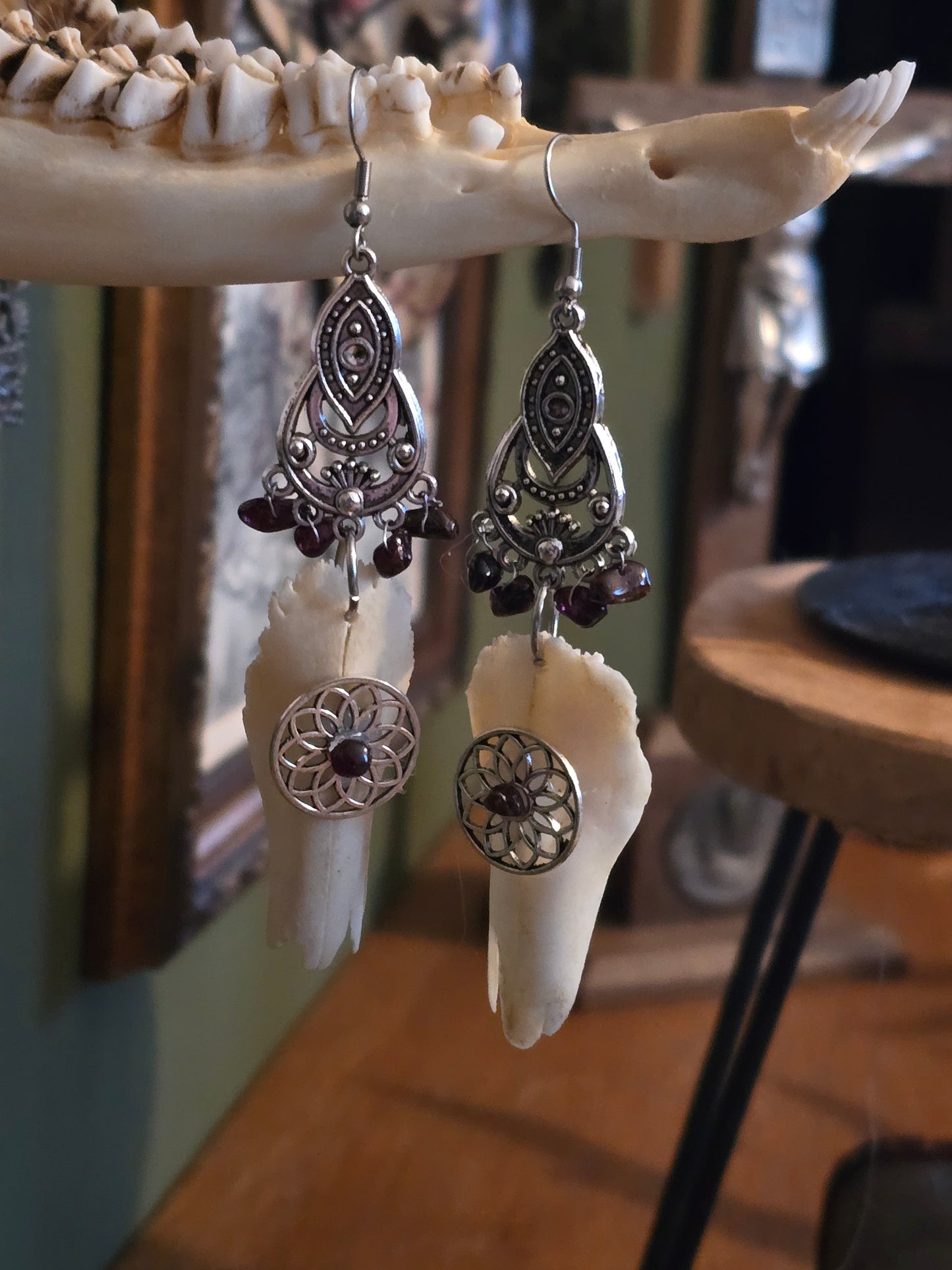 Ohrringe mit echten Rehknochen Fragmenten