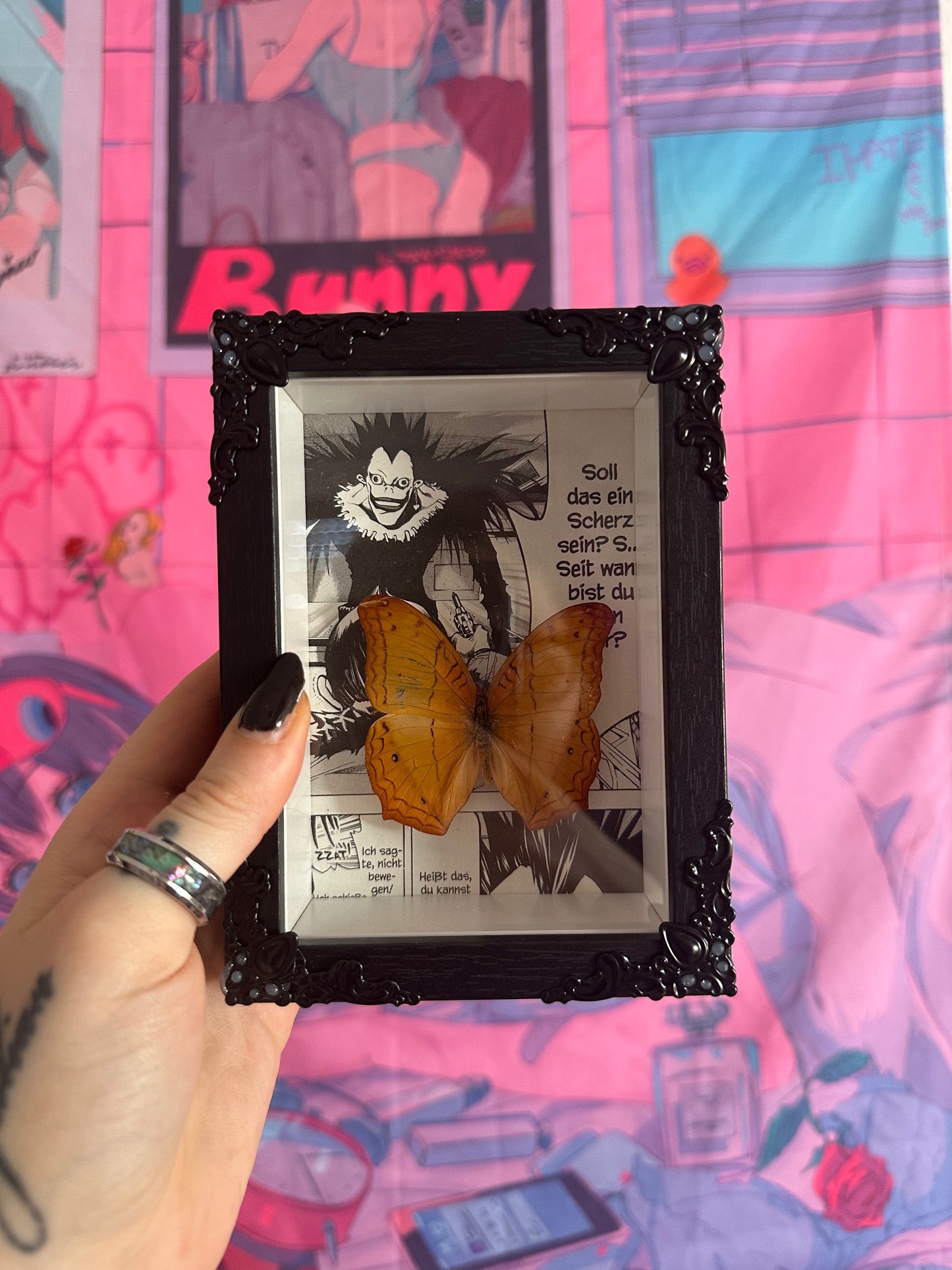 Rahmen „Death Note No.4“ mit echtem Schmetterling