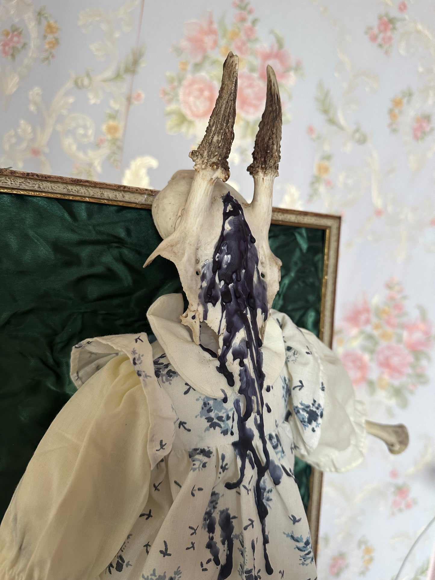 Rahmen „Tracy“ mit echtem Geweih und echten Hühnerknochen