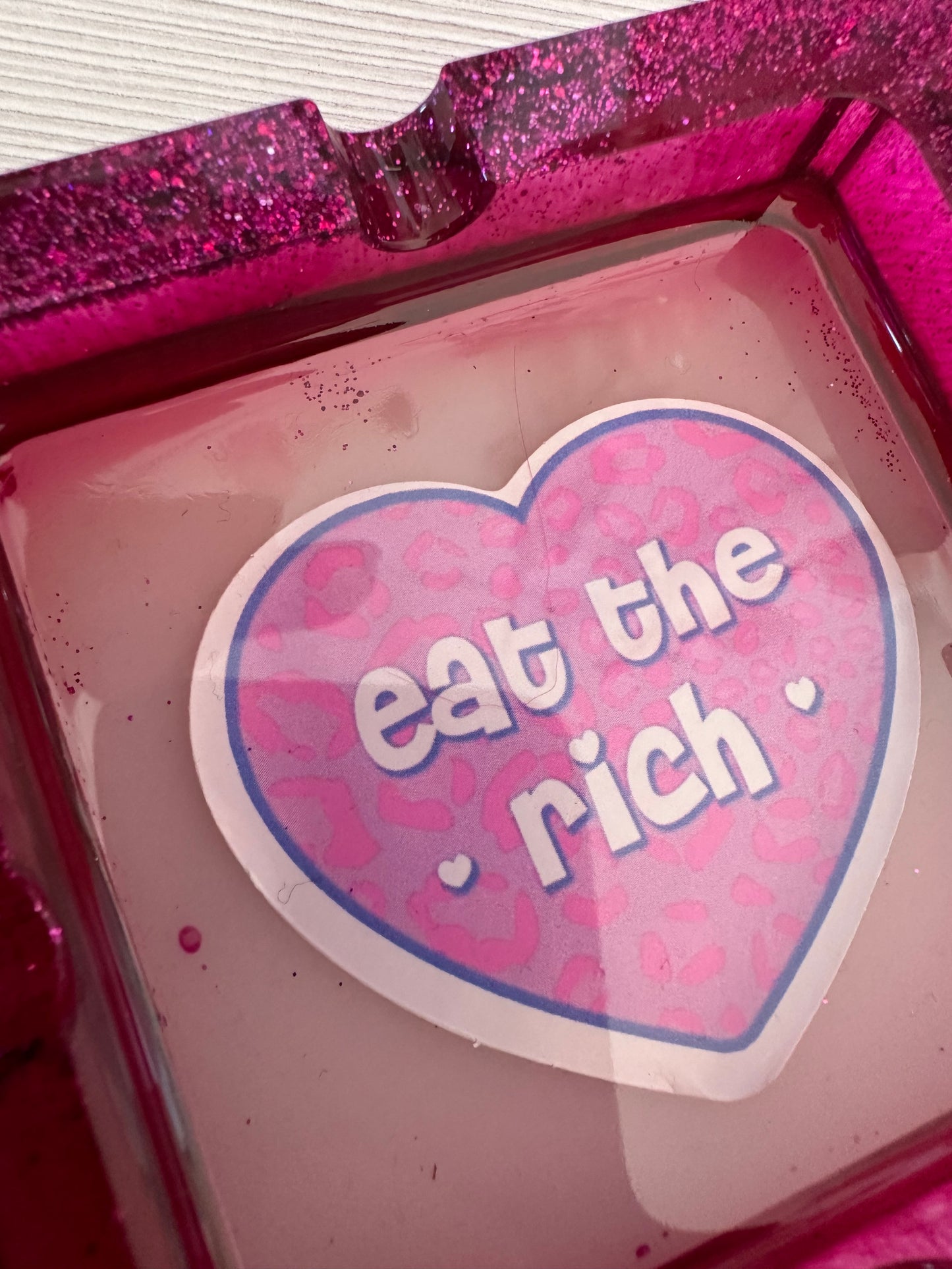 Aschenbecher „eat the rich“