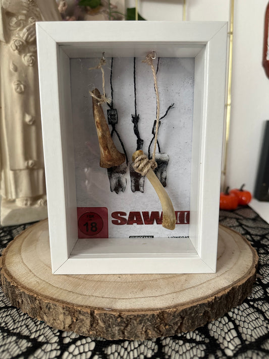 Rahmen mit echten Tierknochen "SAW 3" Halloween