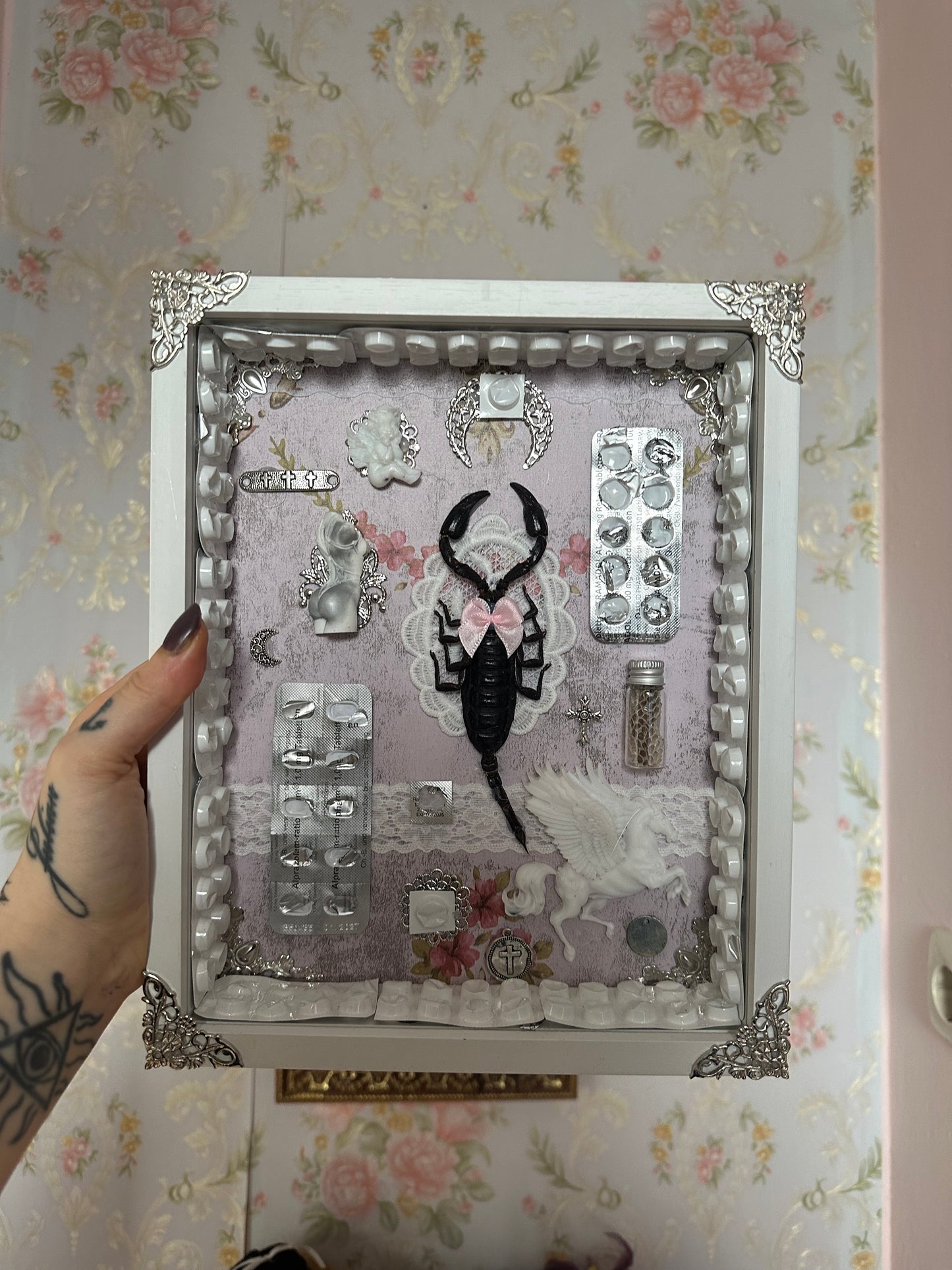 Rahmen „Girl Dinner No. 16“ mit echtem Skorpion