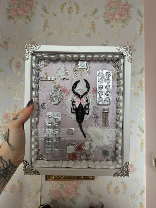 Rahmen „Girl Dinner No. 16“ mit echtem Skorpion