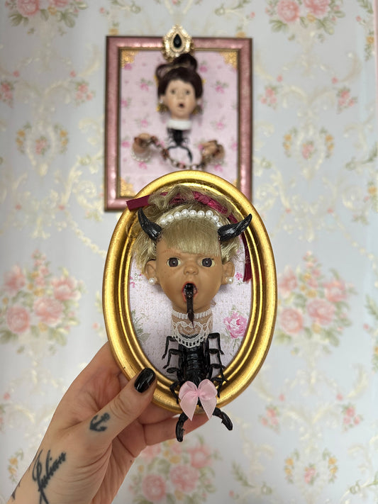 Rahmen „Lisa“ mit echtem Skorpion