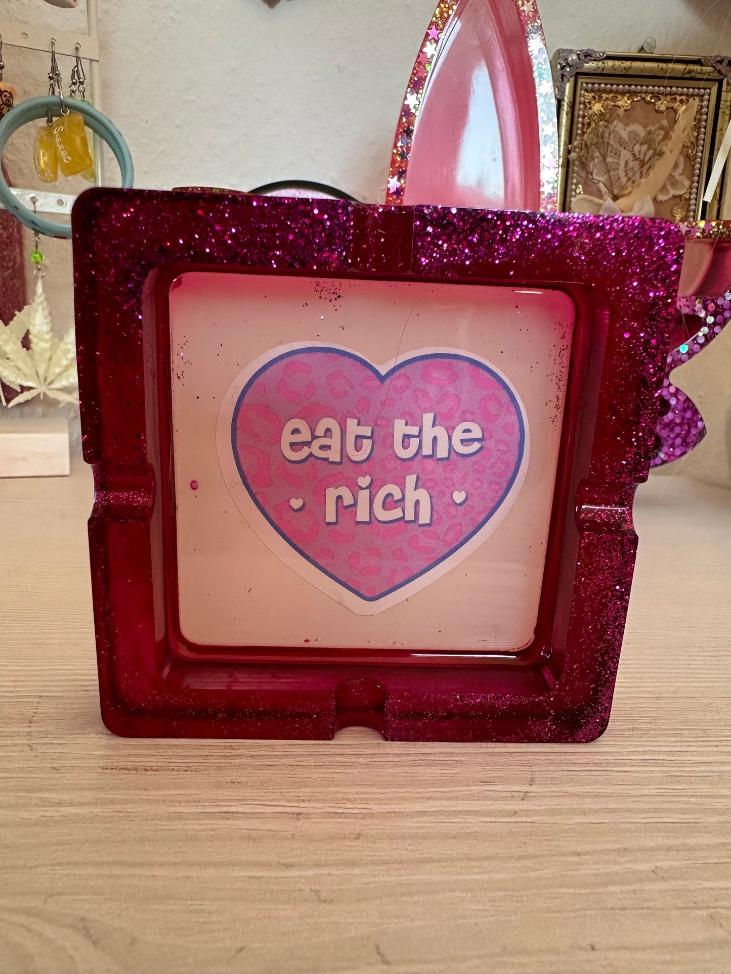 Aschenbecher „eat the rich“