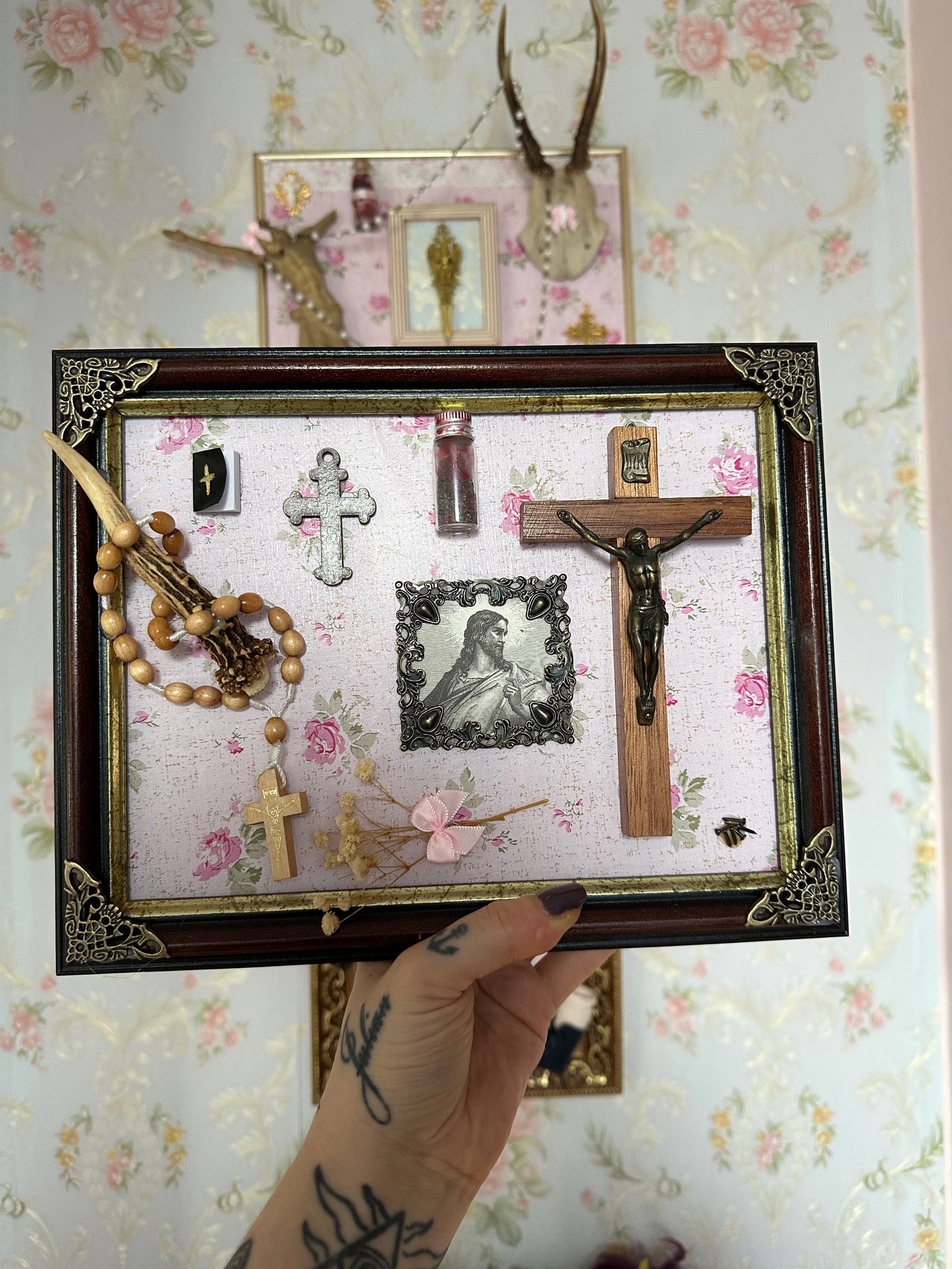 Rahmen „Holy No.3“ mit echtem Geweih