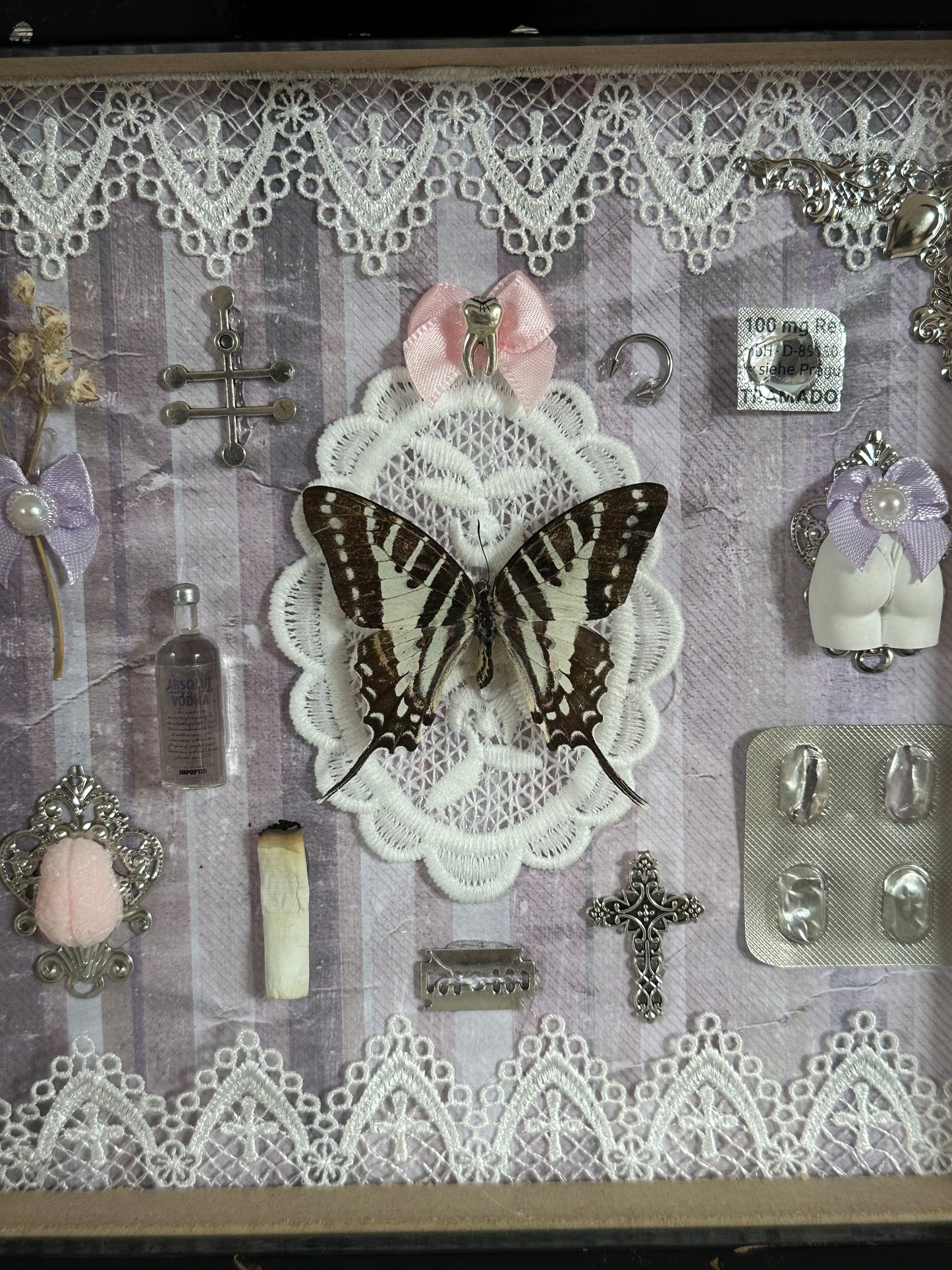 Rahmen „Girl Dinner No. 13“ mit echtem Schmetterling