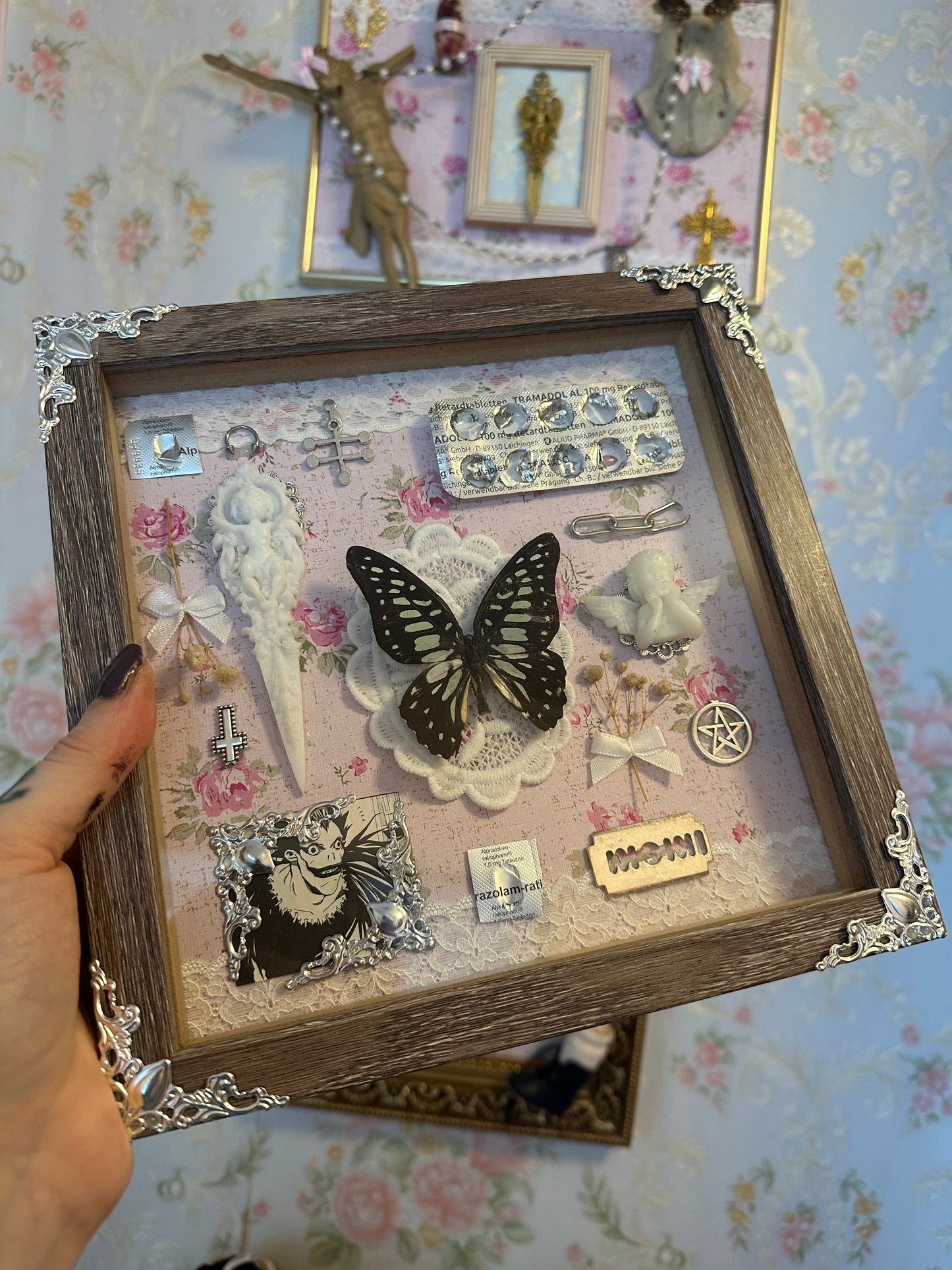 Rahmen „Girl Dinner No. 14“mit echtem Schmetterling