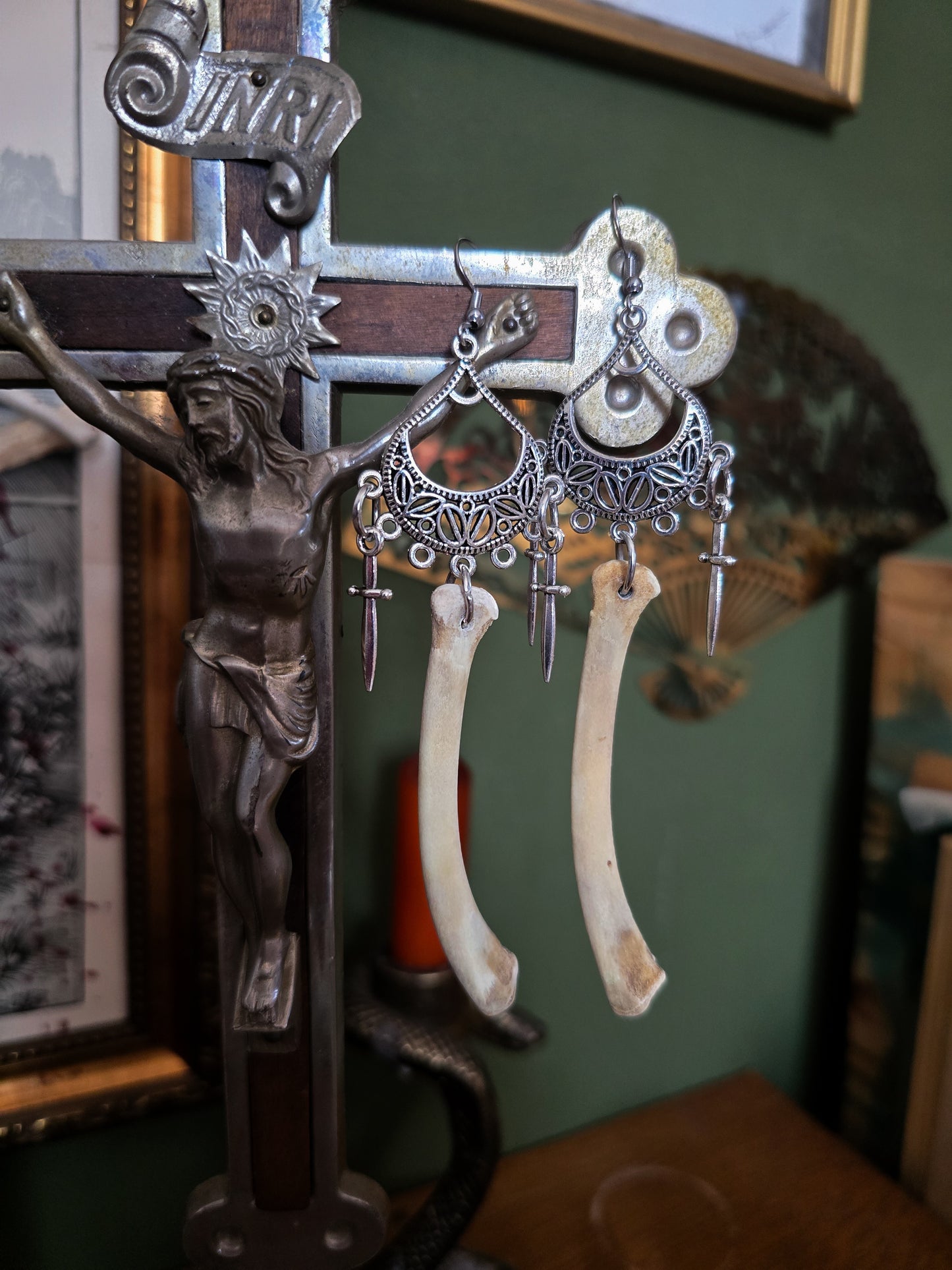 Ohrringe mit echten Knochen