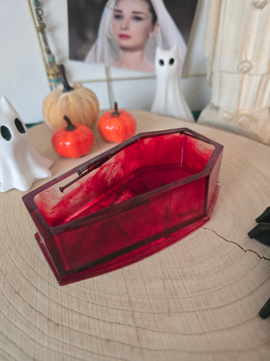 Sargbox mit Nägeln