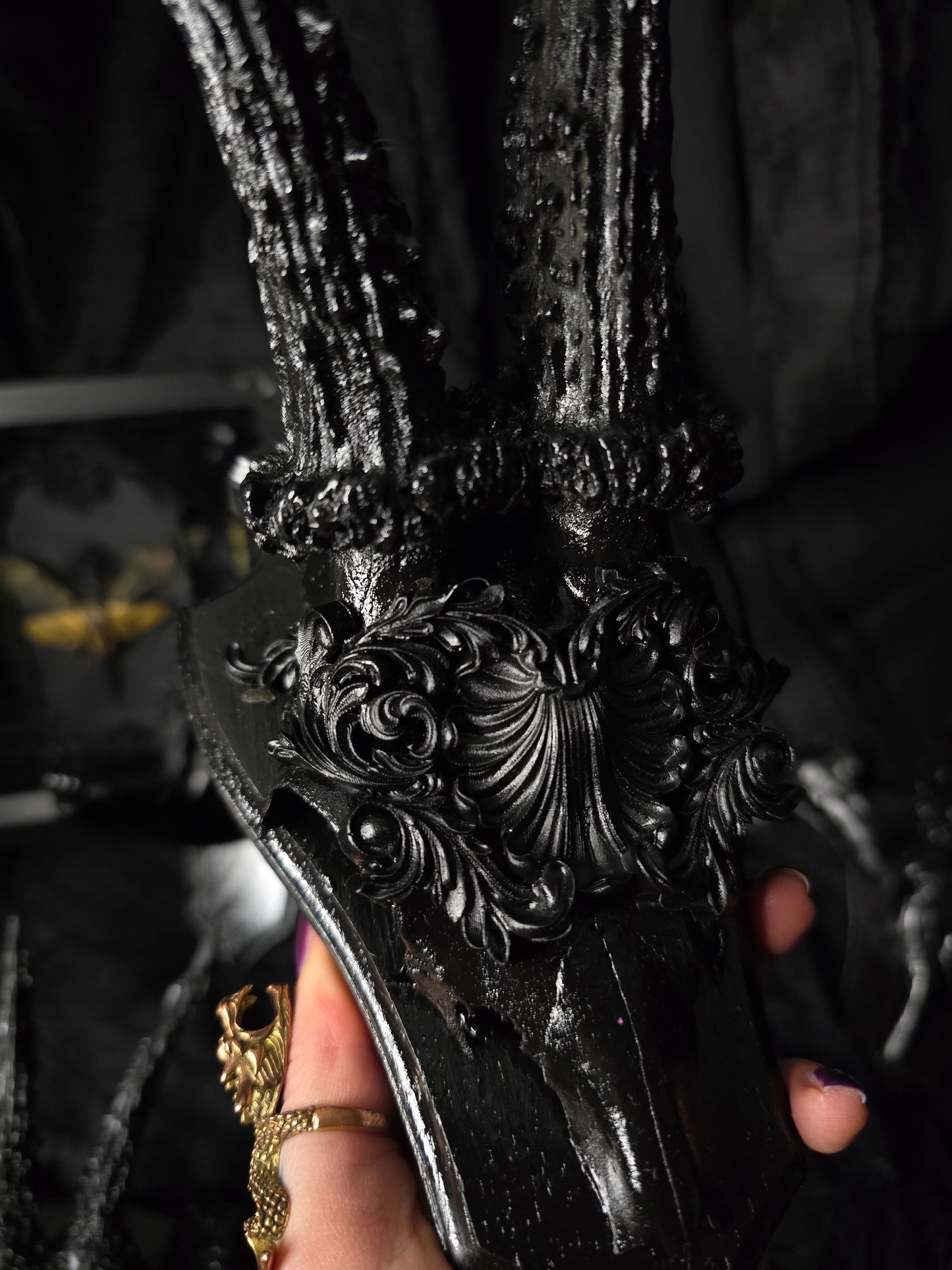 Echtes Geweih mit Ornamenten aus Epoxidharz