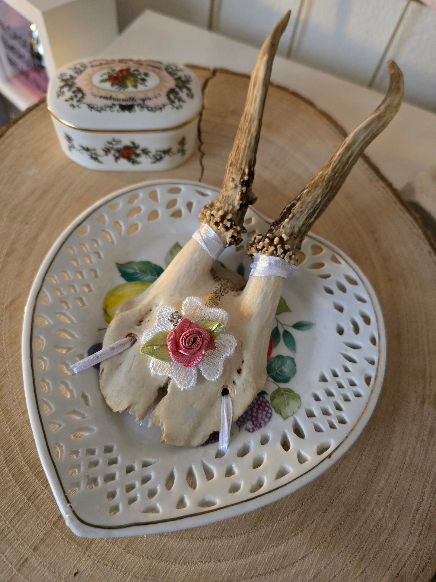 Echtes Geweih auf Vintage Teller