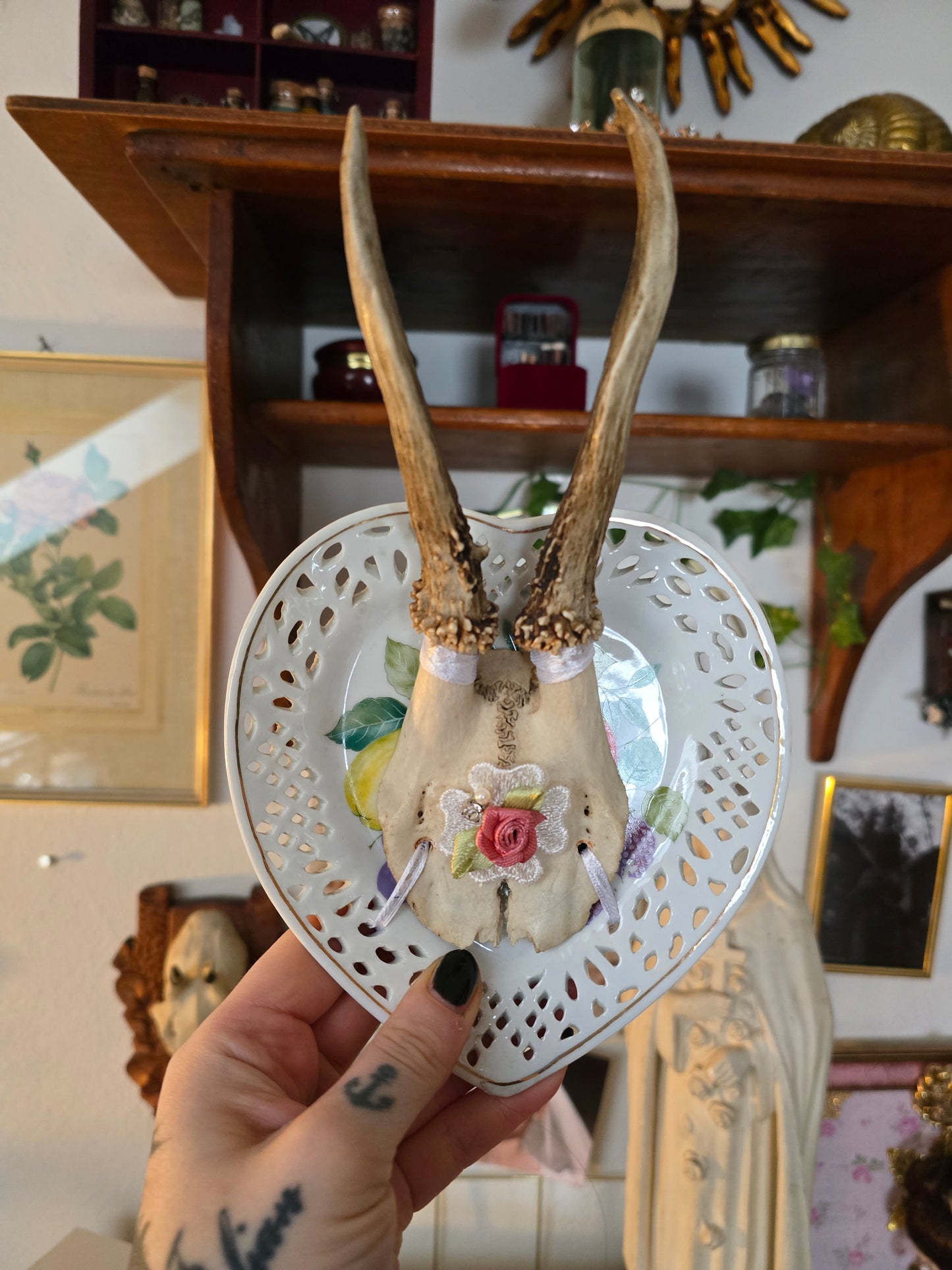 Echtes Geweih auf Vintage Teller