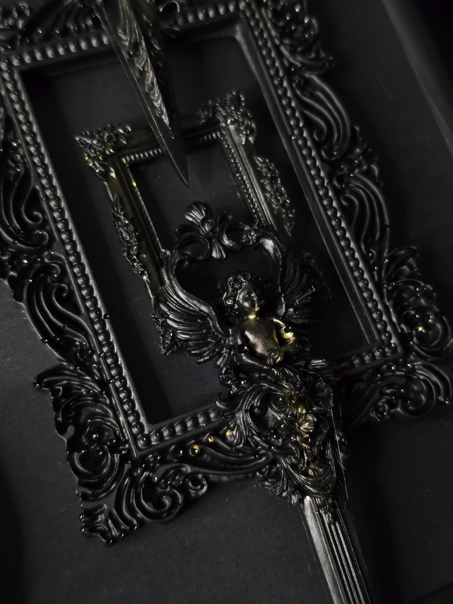 Rahmen mit Ornamenten aus Epoxidharz