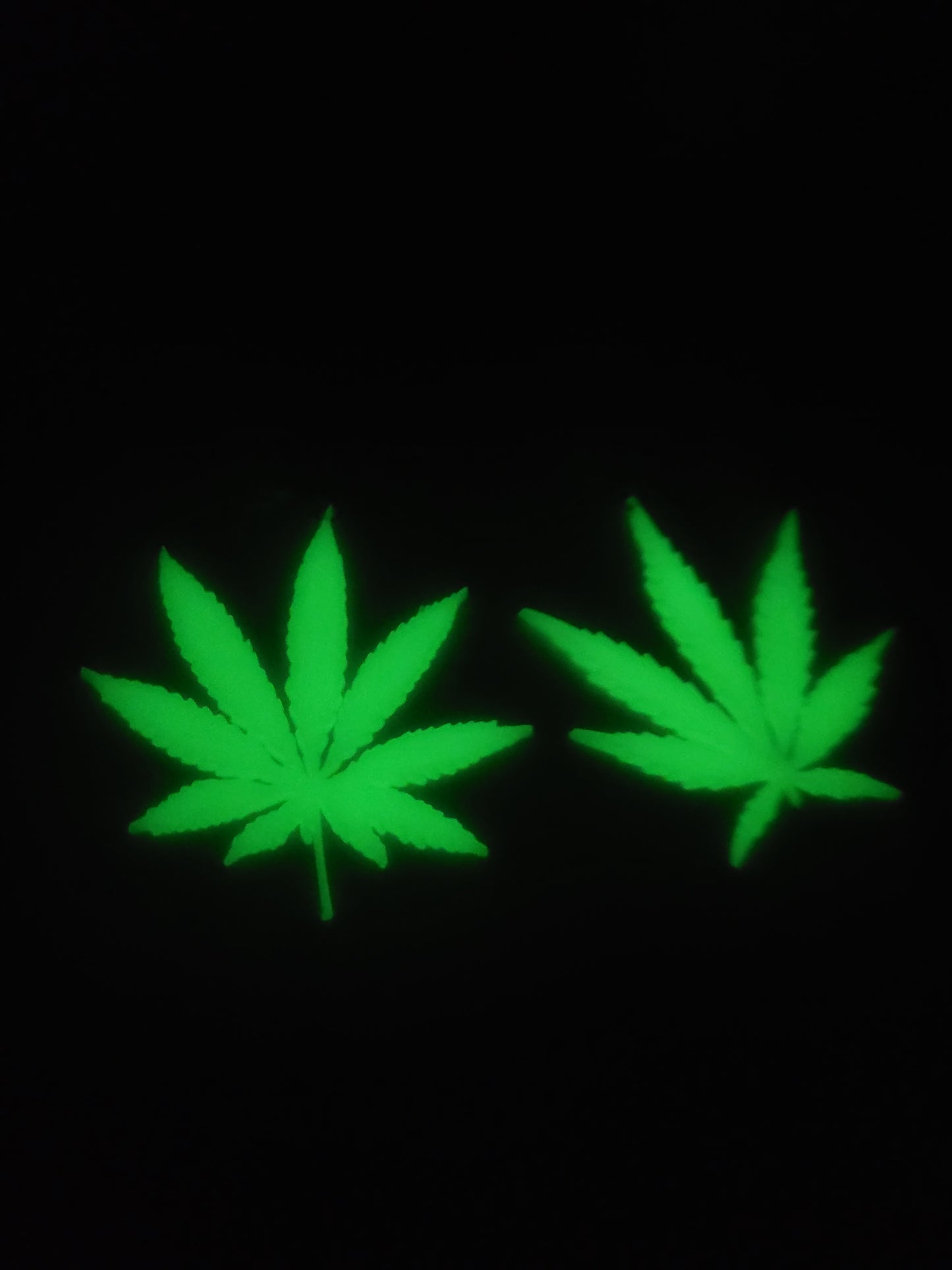 Glow in the dark Ohrringe "420"