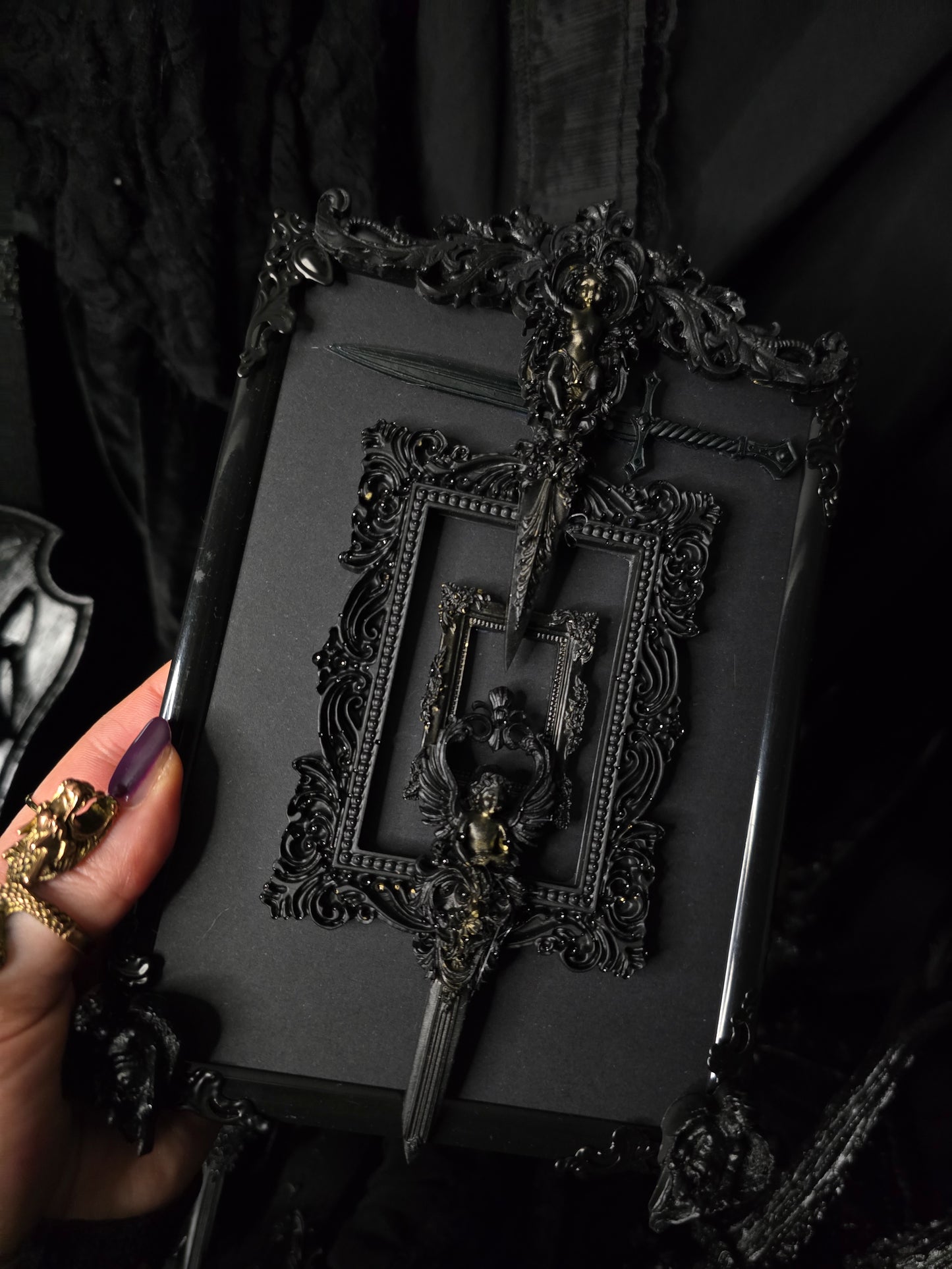 Rahmen mit Ornamenten aus Epoxidharz