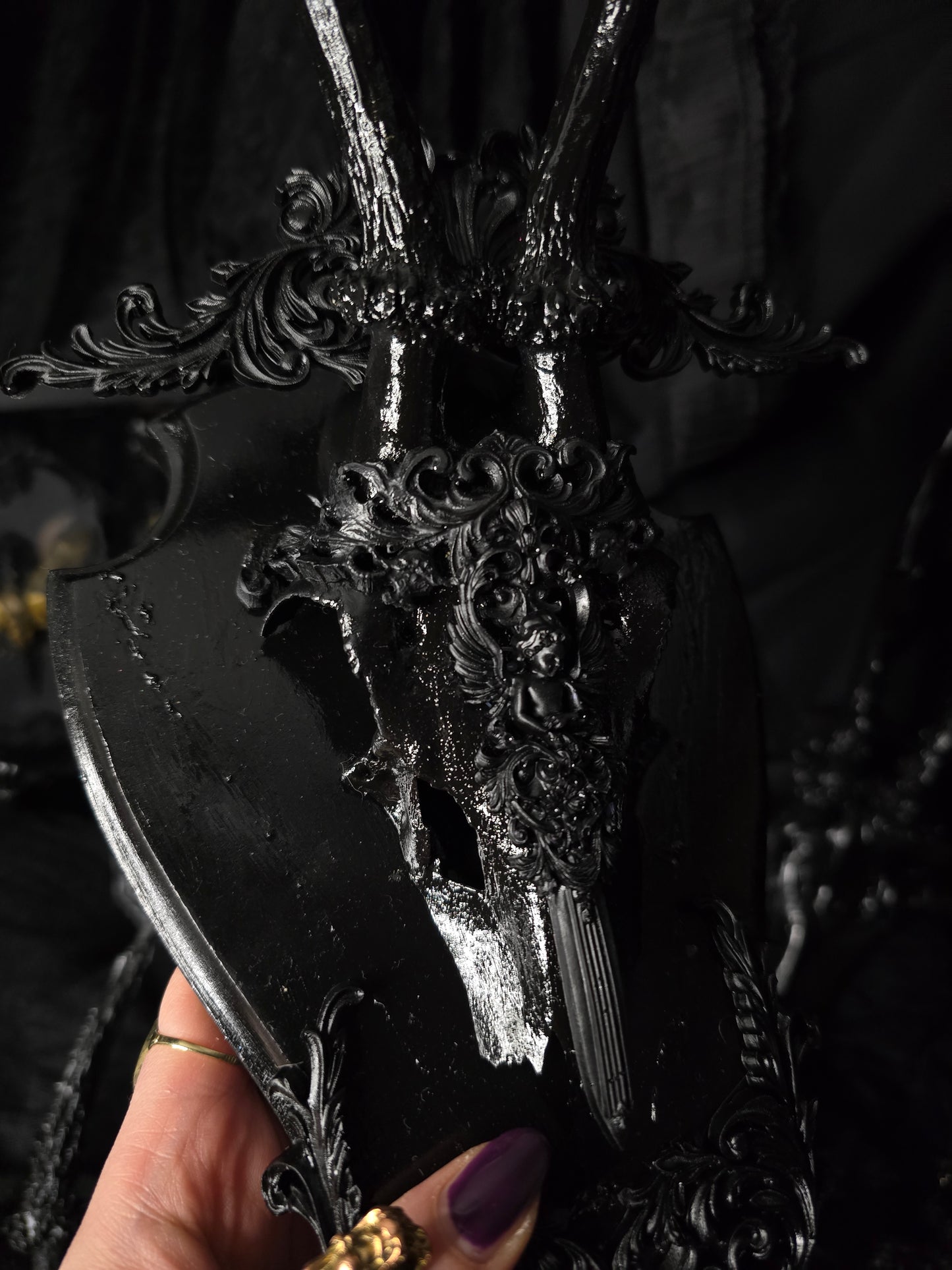 Echtes Geweih mit Ornamenten aus Epoxidharz