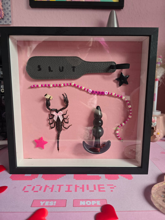 Rahmen "BRAT" mit echtem Skorpion- Sugar and Spice