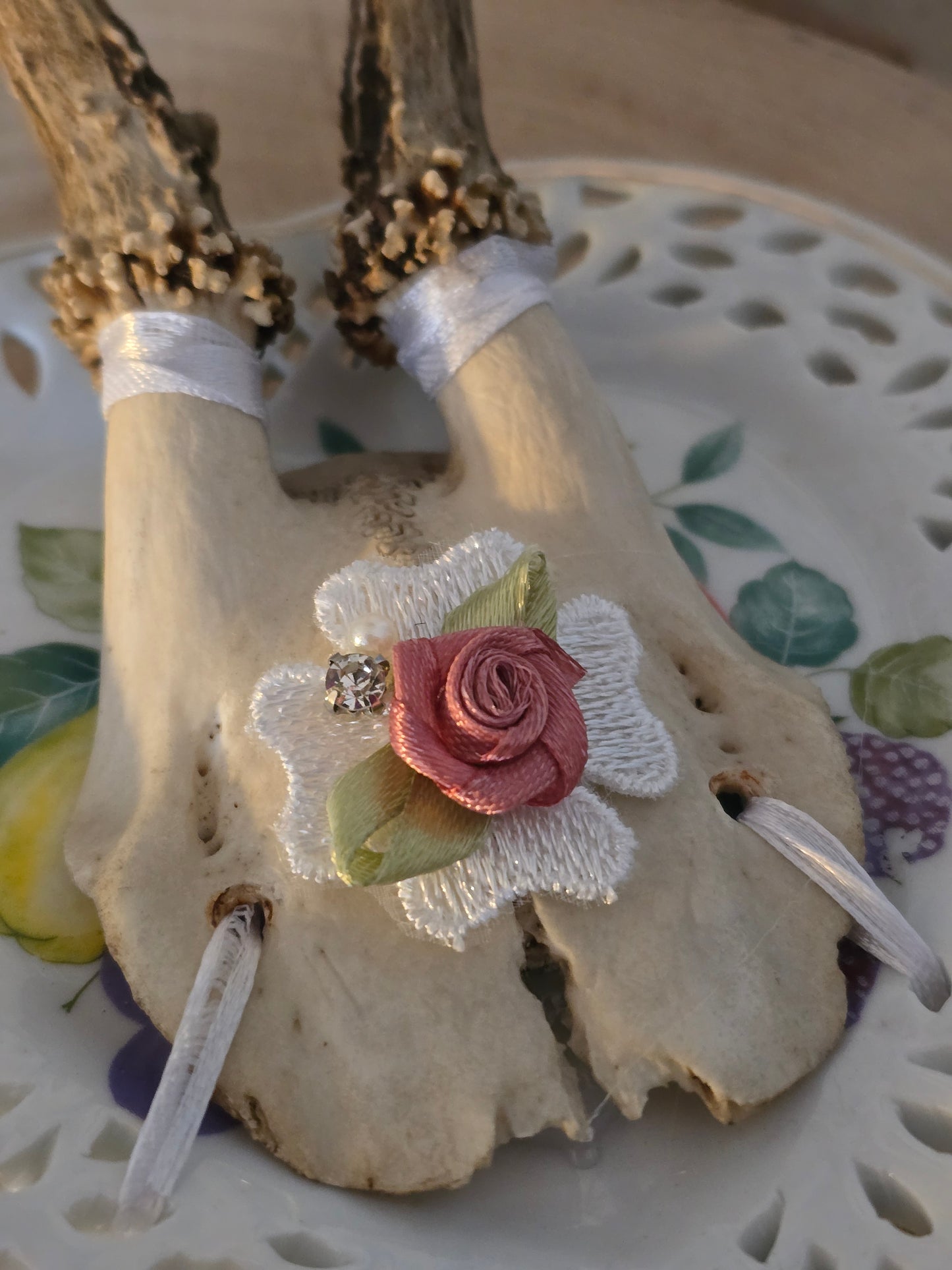 Echtes Geweih auf Vintage Teller