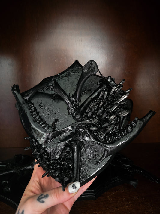 Rahmen "All Black No.4" mit echten Knochen und Schrauben